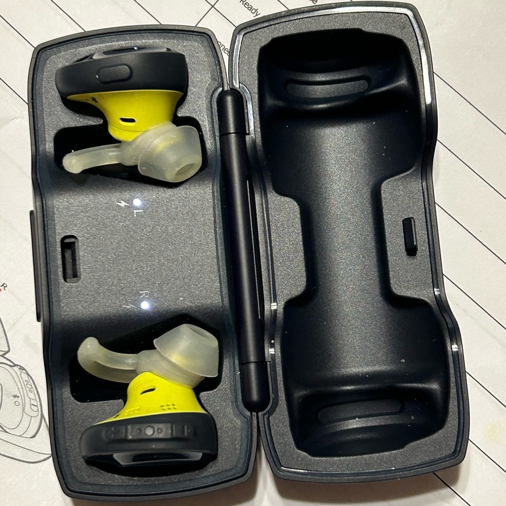 Bose SoundSport Free Wireless Earbuds in Recharging Case. (1221)